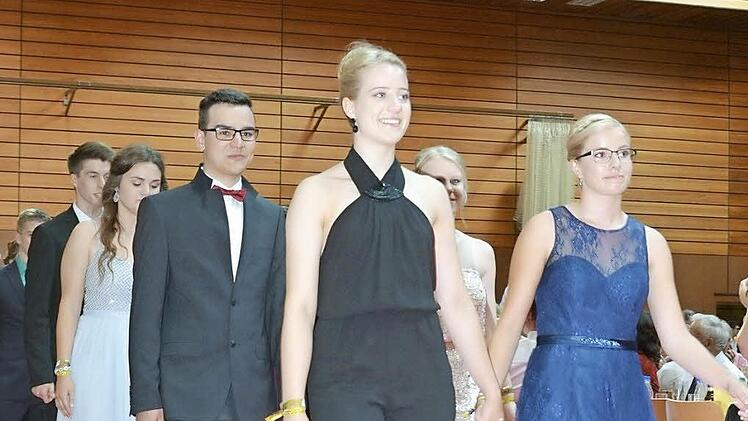 Zum Klang des bekannten "Mundian To Bach Ke" der Gruppe Punjabi MC zogen die frisch gebackenen Abiturientinnen und Abiturienten in der Mehrzweckhalle ein. Fotos: Björn Hein