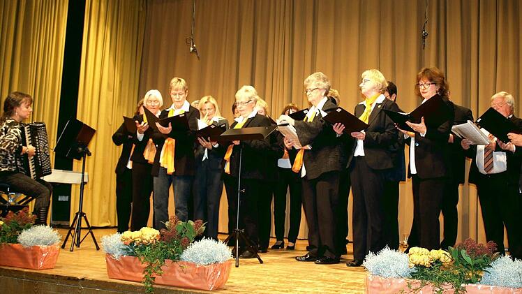 Die Chorgemeinschaft Steinwiesen-Nurn mit ihrer Chorleiterin Karina Klaumünster (li) und Solist Stefan Reuther an der Trompete. Foto: Susanne Deuerling