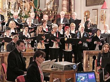 Eine "Reise auf dem Regenbogen des Lebens" stellte der NordhalbenerSingkreis "GemeinSangkeit" in der Basilika Marienweiher in Wort und Musik aller Genres und Epochen dar. Foto: Klaus Klaschka