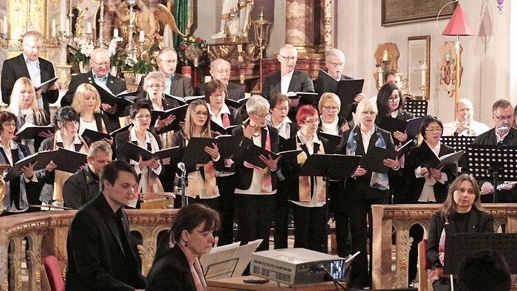 Eine "Reise auf dem Regenbogen des Lebens" stellte der NordhalbenerSingkreis "GemeinSangkeit" in der Basilika Marienweiher in Wort und Musik aller Genres und Epochen dar. Foto: Klaus Klaschka