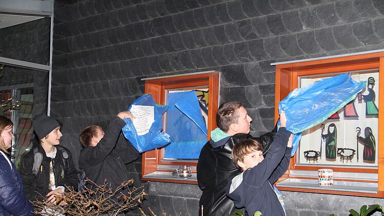 Die diesjährigen Präparanden gestalteten das Adventsfenster am Schneyer Gemeindehaus.gst
