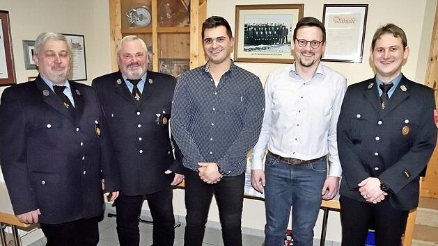 Vorsitzender Georg Brahmann (links) und Kommandant Alexander Ernst (rechts) begl&uuml;ckw&uuml;nschten Georg Hagel (Zweiter von links) zur Ernennung zum Ehrenkommandanten. Neu in die Wehr wurden Tobias M&uuml;ller und Fabian Leppert (Dritter und Vierter von links) aufgenommen. Foto: Alfred Thieret