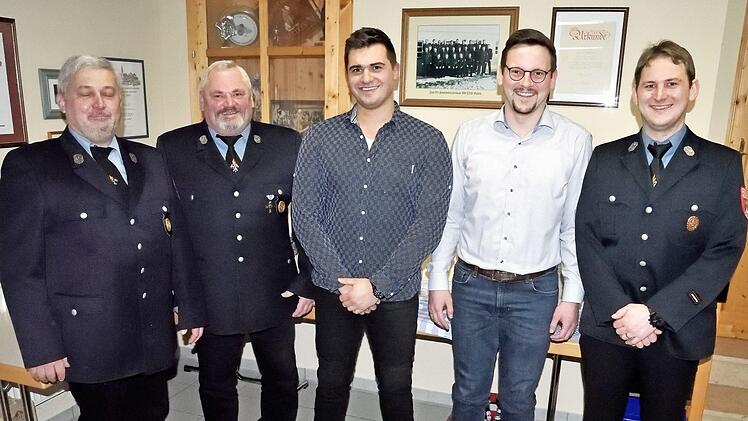Vorsitzender Georg Brahmann (links) und Kommandant Alexander Ernst (rechts) beglückwünschten Georg Hagel (Zweiter von links) zur Ernennung zum Ehrenkommandanten. Neu in die Wehr wurden Tobias Müller und Fabian Leppert (Dritter und Vierter von links) aufgenommen. Foto: Alfred Thieret