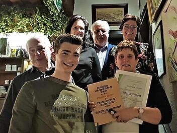 Bei der Ehrung (v. l.): Alfred Pieger, Lukas Kohl, Andrea Kohl, Edmund Mauser, Christine Pieger und Anja Gebhardt