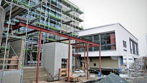 Die Außenanlagen am Landratsamtsgebäude werden neu gestaltet. Die Arbeiten vergab der Bauausschuss an die Firma Feustel in Bayreuth zum Preis von 103 881 Euro.  Foto: Werner Reißaus
