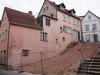 Für den Neubau des Standesamtes in Eltmann wird auch ein zweites Haus (links) abgebrochen, das die Stadt bereits erworben hat.  Sabine Weinbeer