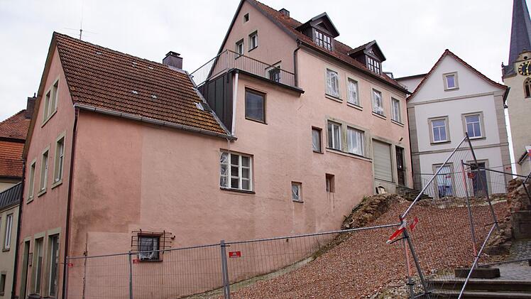 Für den Neubau des Standesamtes in Eltmann wird auch ein zweites Haus (links) abgebrochen, das die Stadt bereits erworben hat.  Sabine Weinbeer