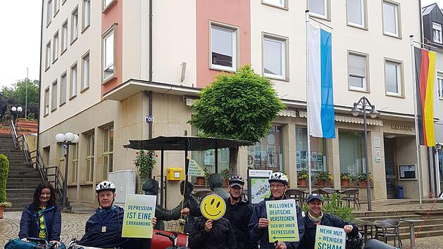 Die Mut-Tour hat in Bad Br&uuml;ckenau Station gemacht. Mit dem Smiley wollen sie alle Betroffenen repr&auml;sentieren, die es sich nicht erlauben k&ouml;nnen, ihre Depression &ouml;ffentlich zu machen. Berufliche Benachteiligung, Mobbing... der Smiley dient als Repr&auml;sentant f&uuml;r die Anderen. Foto: Mut-Tour/K. Andres