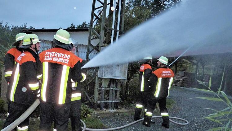 Die Brandbekämpfung erfolgte aus vier B- und vier C-Rohren.