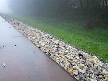 Hochwasserschutz ist für Michelau ein wichtiges Thema. Die Deichkrone etwa wurde erhöht und stabilisiert. 16,5 Millionen Euro kosteten Planung und Bau der Deichnachrüstung. Dabei verstärken und stabilisieren Steinkörbe aus Profilstahl die mittig verlaufende Stahlwand. Foto: Matthias Einwag