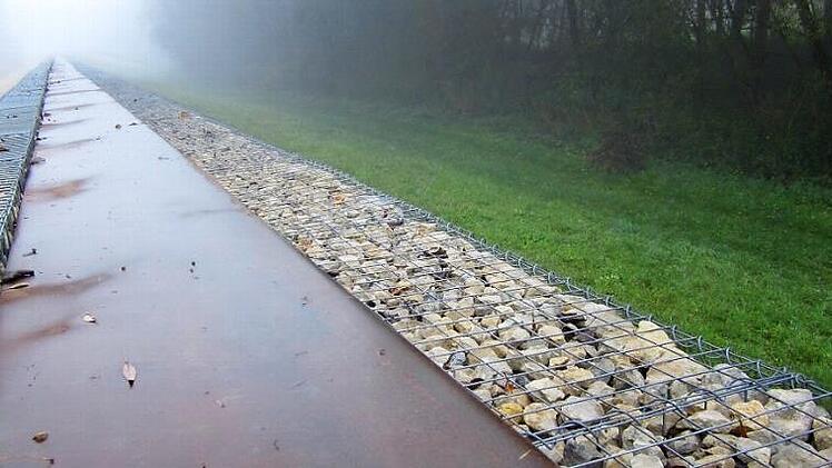 Hochwasserschutz ist für Michelau ein wichtiges Thema. Die Deichkrone etwa wurde erhöht und stabilisiert. 16,5 Millionen Euro kosteten Planung und Bau der Deichnachrüstung. Dabei verstärken und stabilisieren Steinkörbe aus Profilstahl die mittig verlaufende Stahlwand. Foto: Matthias Einwag