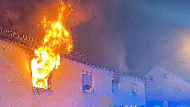 Als die Feuerwehren eintrafen, schlugen die Flammen bereits aus den Fenstern.  Foto: FW Erlangen