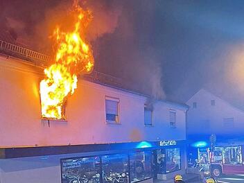 Als die Feuerwehren eintrafen, schlugen die Flammen bereits aus den Fenstern.  Foto: FW Erlangen