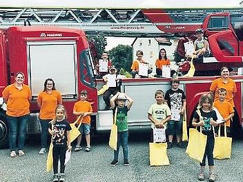 Die teilnehmenden Kinder der Feuerwehr Pressig mit Kreisbrandmeister André Stadelmann (rechts)