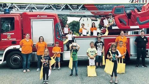 Die teilnehmenden Kinder der Feuerwehr Pressig mit Kreisbrandmeister André Stadelmann (rechts)