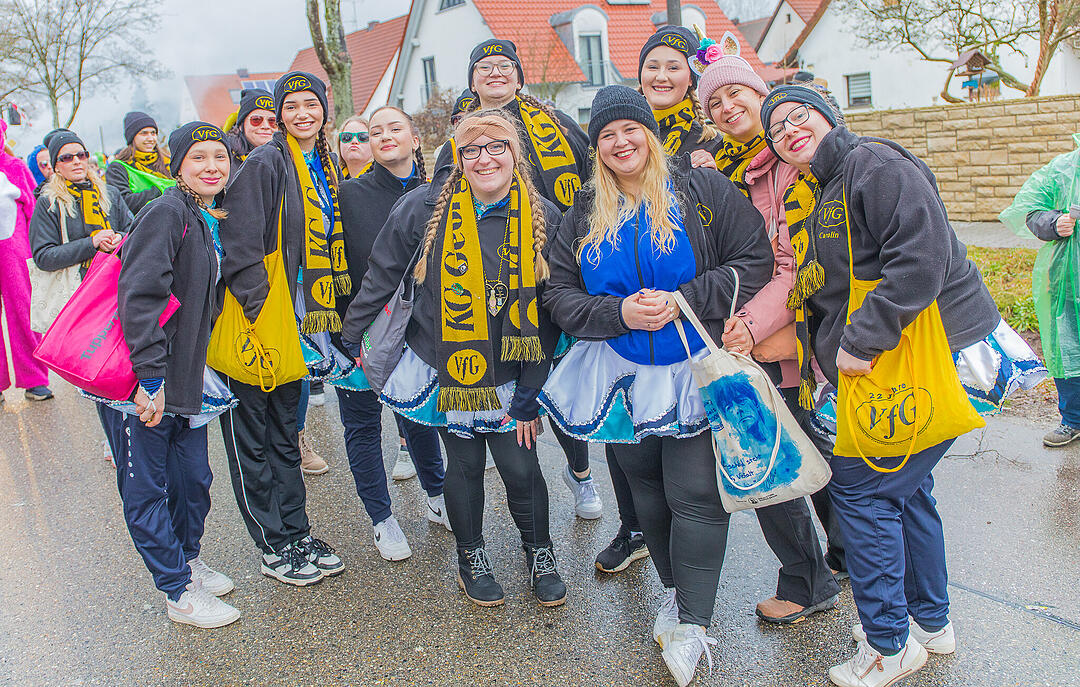 Buntes Faschingstreiben begeistert groß und klein.