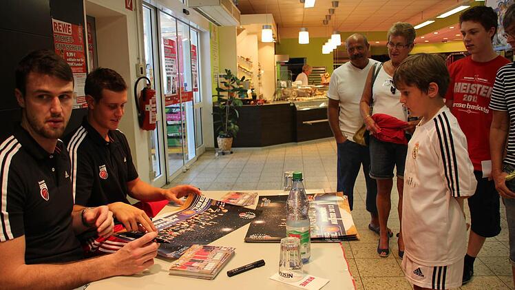 Phil aus Fischbach holt sich seine Autogramme ab.