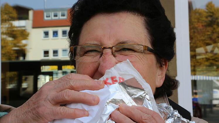 Agnes Schmitt  aus Oesdorf lässt sich einmal in der Woche einen Döner schmecken.