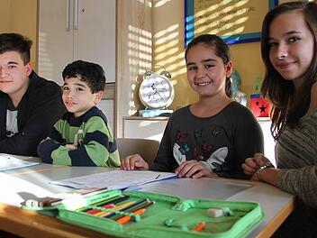 Ab jetzt wird zusammen gelernt (von links): Fabian mit Nachhilfeschüler Kerim, Sara mit ihrer Nachhilfelehrerin Sophia.  Foto: van