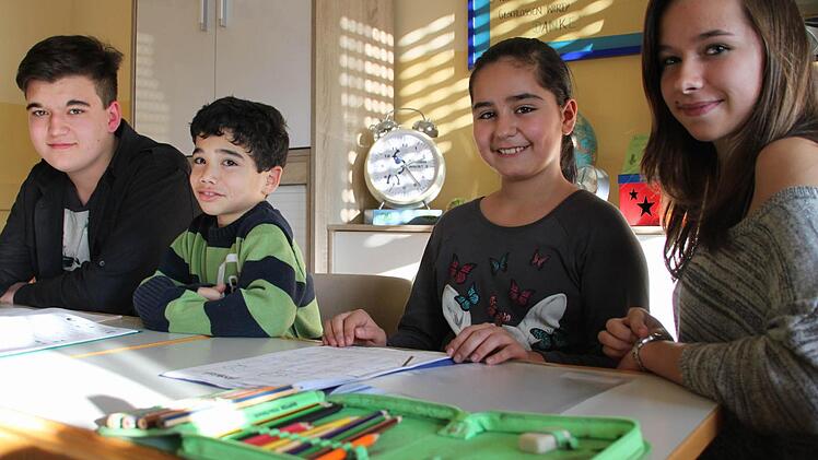 Ab jetzt wird zusammen gelernt (von links): Fabian mit Nachhilfeschüler Kerim, Sara mit ihrer Nachhilfelehrerin Sophia.  Foto: van
