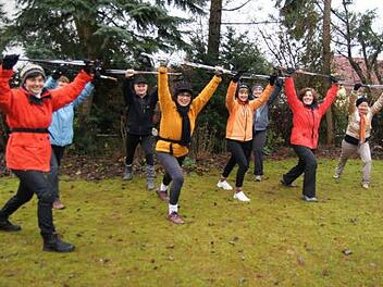 Margit, Sigrid, Karl, Lisa, Birgit, Inge, Christina und Karin (v. l.) beim Aufwärmtraining Foto: Reinersmann