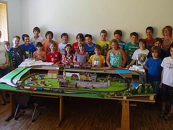 Bei Projekttagen bauten Grundschüler und Gymnasiasten einen Teil der Miniaturwelt auf. Das Bild zeigt sie mit Oberstudienrätin Friederike Breitenbach (zweite von rechts), Grundschullehrerin Claudia Nüchterlein (rechts) sowie Studienrätin Susanne Posekardt (links). Foto: Heike Schülein
