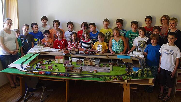 Bei Projekttagen bauten Grundschüler und Gymnasiasten einen Teil der Miniaturwelt auf. Das Bild zeigt sie mit Oberstudienrätin Friederike Breitenbach (zweite von rechts), Grundschullehrerin Claudia Nüchterlein (rechts) sowie Studienrätin Susanne Posekardt (links). Foto: Heike Schülein
