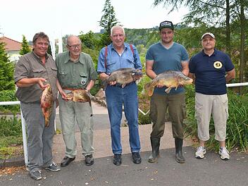 Die erfolgreichen Angler (von links) Rudi Clement, Paul Karch, Günter Schubert, Sebastian Etzel, 2. Vorstand Uwe Kiesel  Foto: Jürgen Moehrke