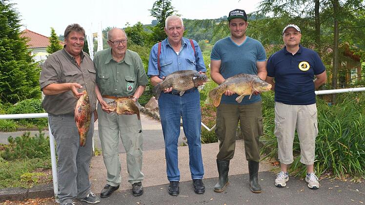 Die erfolgreichen Angler (von links) Rudi Clement, Paul Karch, Günter Schubert, Sebastian Etzel, 2. Vorstand Uwe Kiesel  Foto: Jürgen Moehrke