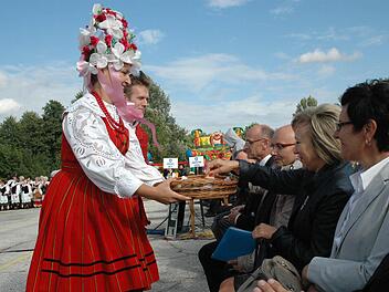 Der Besuch des Erntedankfestes in Klobuck war ein besonderes Erlebnis. Brot und farbenfrohe Trachten dürfen nicht fehlen.  Foto: LRA Haßberge