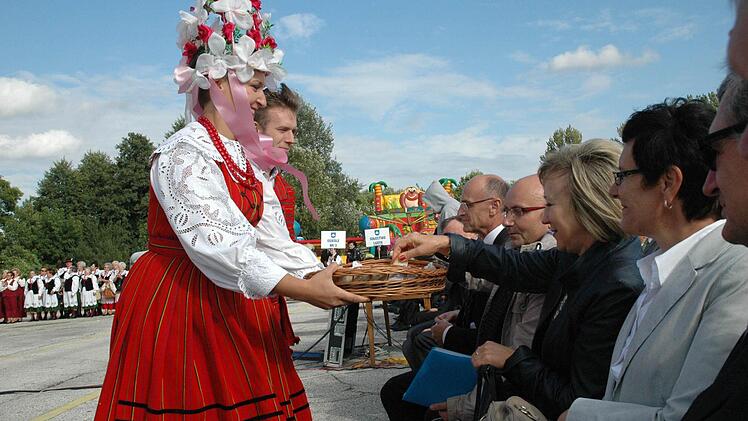 Der Besuch des Erntedankfestes in Klobuck war ein besonderes Erlebnis. Brot und farbenfrohe Trachten dürfen nicht fehlen.  Foto: LRA Haßberge