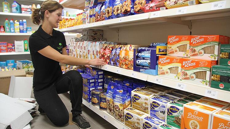 Sandra Walter beim Einräumen.