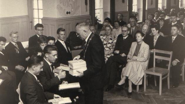 Zeugnisvergabe im Jahr 1956