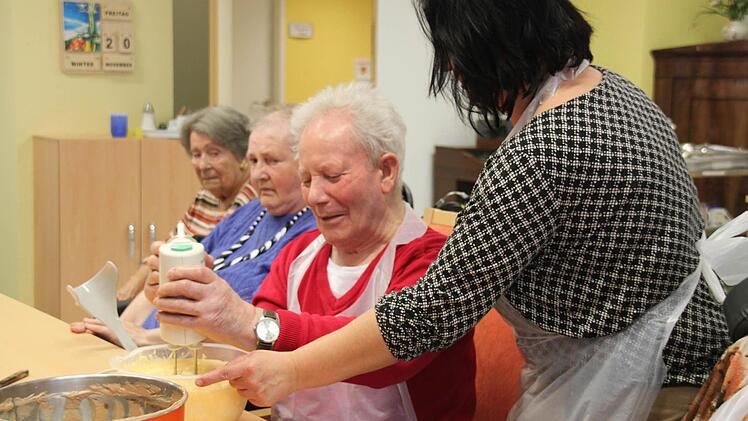 "Wenn der Kuchen im Ofen ist, riecht's nach Weihnachten", sagt Betreuungsassistentin Cornelia Loos.