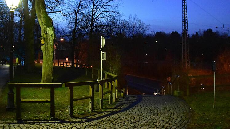 Stadtrat Jürgen Kehrlein hat moniert, dass die Treppe von der Promenade zur Verkehrsinsel an der Mittelmühlenunterführung in Haßfurt (im Bild) nur sehr schlecht ausgeleuchtet ist. Berthold Albert teilte mit, dass man am Fuß der Treppe noch eine weitere Lampe aufstellen könne. Bürgermeister Günther Werner sagte zu, dies in den Haushalt 2016 aufzunehmen. Foto: Ulrike Langer