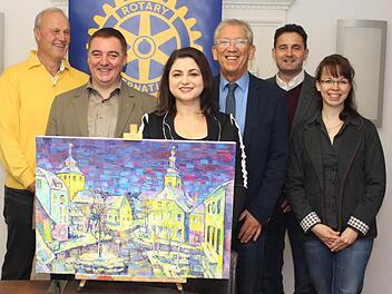 Irina Gerschmann (3. v. l.) hat das Bild für den Rotary-Adventskalender gemalt, den Gerald Brehm, Frank Greif, Michael Ulbrich sowie Harald und Michala Laubinger (v. l.) gemeinsam vorstellten. Foto: Evi Seeger