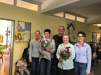 Herzliche Würdigung: Gabi Pentenrieder fährt seit 35 Jahren die Kindergartenkinder sicher mit dem Kiga-Bus. In den Ruhestand wurde  Anita Höchemer verabschiedet  (von links):  Christina Füller, Gabi Pentenrieder, Jürgen Weigand, Anita Höchemer und Carmen Götz. Foto: Markus Leitner