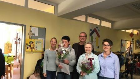 Herzliche Würdigung: Gabi Pentenrieder fährt seit 35 Jahren die Kindergartenkinder sicher mit dem Kiga-Bus. In den Ruhestand wurde  Anita Höchemer verabschiedet  (von links):  Christina Füller, Gabi Pentenrieder, Jürgen Weigand, Anita Höchemer und Carmen Götz. Foto: Markus Leitner