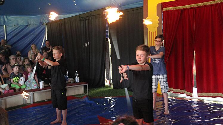 Mit ihrer Feuershow begeisterte ein Schülergruppe der sechsten Jahrgangsstufe. Foto: Gerda Völk