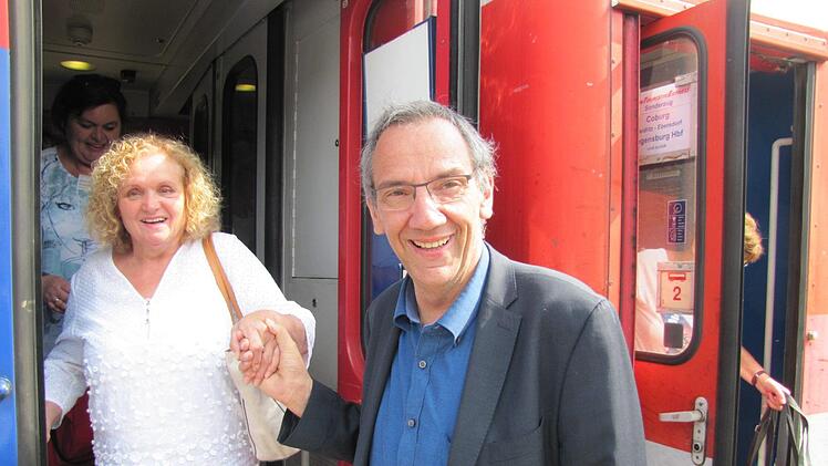 So geht Kavalier: Bürgermeister Thomas Nowak (SPD) hilft Stadträtin Adelheid Frankenberger nach der Ankunft in Regensburg galant aus dem Coburg-Express. Foto: Martin Koch