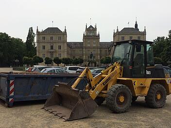 Der Schlossplatz wird bald Baustelle - so, wie auf unserem Archivfoto. Zusammen mit der Theatersanierung k&ouml;nnte dann, wenn es nach den Vorstellungen des F&ouml;rdervereins geht, auch eine Tiefgarage gebaut werden. Foto: CT-Archiv/Oliver Schmidt