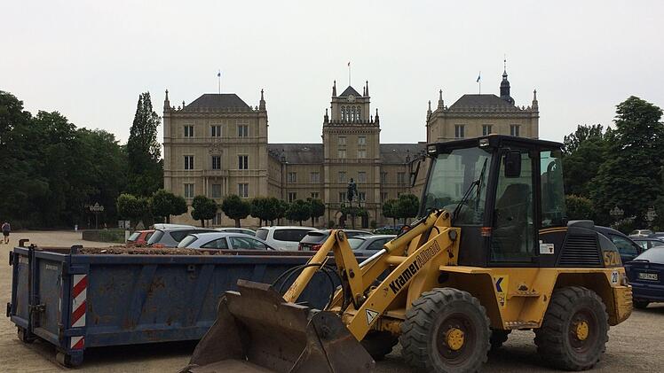 Der Schlossplatz wird bald Baustelle - so, wie auf unserem Archivfoto. Zusammen mit der Theatersanierung k&ouml;nnte dann, wenn es nach den Vorstellungen des F&ouml;rdervereins geht, auch eine Tiefgarage gebaut werden. Foto: CT-Archiv/Oliver Schmidt