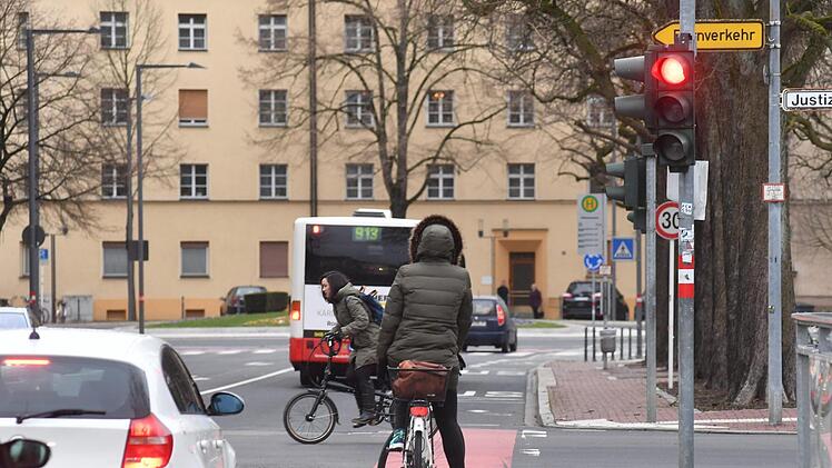 An der Marienbrücke soll der Grünpfeil für Radfahrer auch getestet werden. Foto: Ronald Rinklef