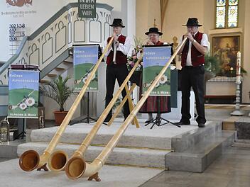 Die "Rhöner Alphornbläser" sind: (von links) Reiner Morshäuser, Ingrid Schubert und Wolfgang Fella. Mit ihrem sonoren Klang begeisterten sie die Zuhörer. Foto: Peter Klopf