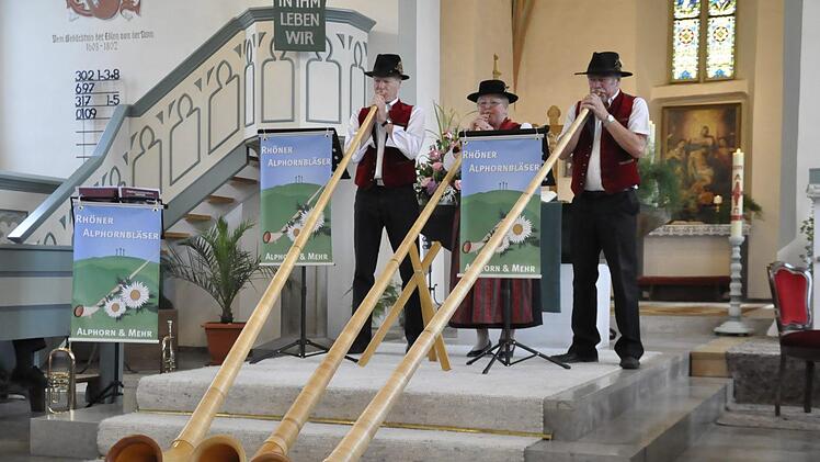 Die "Rhöner Alphornbläser" sind: (von links) Reiner Morshäuser, Ingrid Schubert und Wolfgang Fella. Mit ihrem sonoren Klang begeisterten sie die Zuhörer. Foto: Peter Klopf
