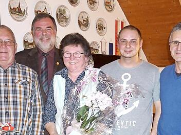 Bei der Ehrung (von links): Vorsitzender Stefan Dietsch, Friedrich Reinl, Karl-Heinz Hertlein, Roswitha Hertlein, Axel Leutbecher, Ewald Fießelmann und Simon Ort Foto: Richard Sänger