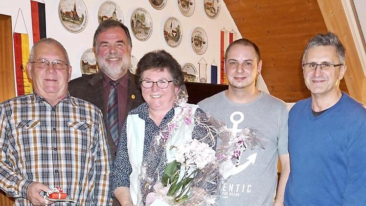 Bei der Ehrung (von links): Vorsitzender Stefan Dietsch, Friedrich Reinl, Karl-Heinz Hertlein, Roswitha Hertlein, Axel Leutbecher, Ewald Fießelmann und Simon Ort Foto: Richard Sänger