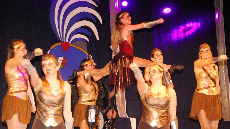 Amazonen gegen den machtgierigen Dämon: Die Hammelburger Showtanzgarde.    Foto: Winfried Ehling