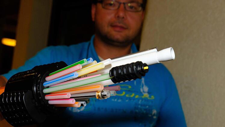 Ratsmitglied Hartmut Vierle berichtete dem Gemeinderat über die fortschreitenden Maßnahmen der Verlegung von Glasfaserkabeln in Aura. Foto: Gerd Schaar