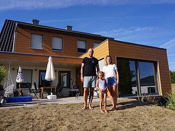 Martin Enders und Julia Rott mit Töchterchen Luna. Sie haben sich in Bischofsheim ein  modernes und zugleich gemütliches Eigenheim geschaffen. Foto: Marion Eckert